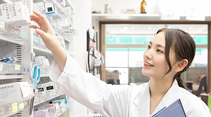 棚卸する薬剤師